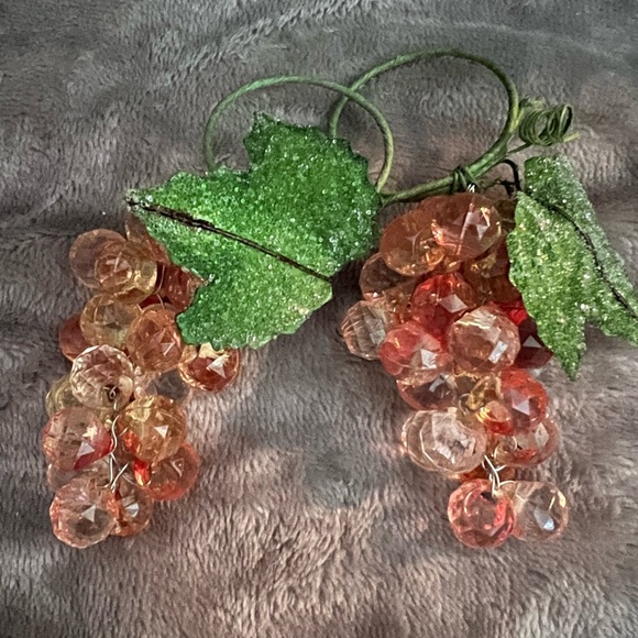 Vintage Acrylic Lucite Grapes Cluster Peach Faceted Napkin Rings Sugared Leaves - Picture 2 of 7